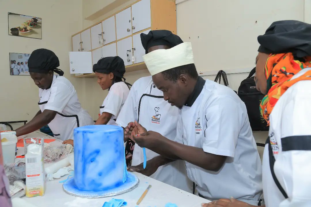 BakingAcademyUg's tweet image. #HighlevelCakeDecorationClass 
Cake two.. in applying edible paper on cake.... 

Call/Whatsapp us on 0757310583 / 0706740071 / 0780372203 / 0706225800.

#cakedecorationclass #advancedknowledge #cakemould #edibleprint