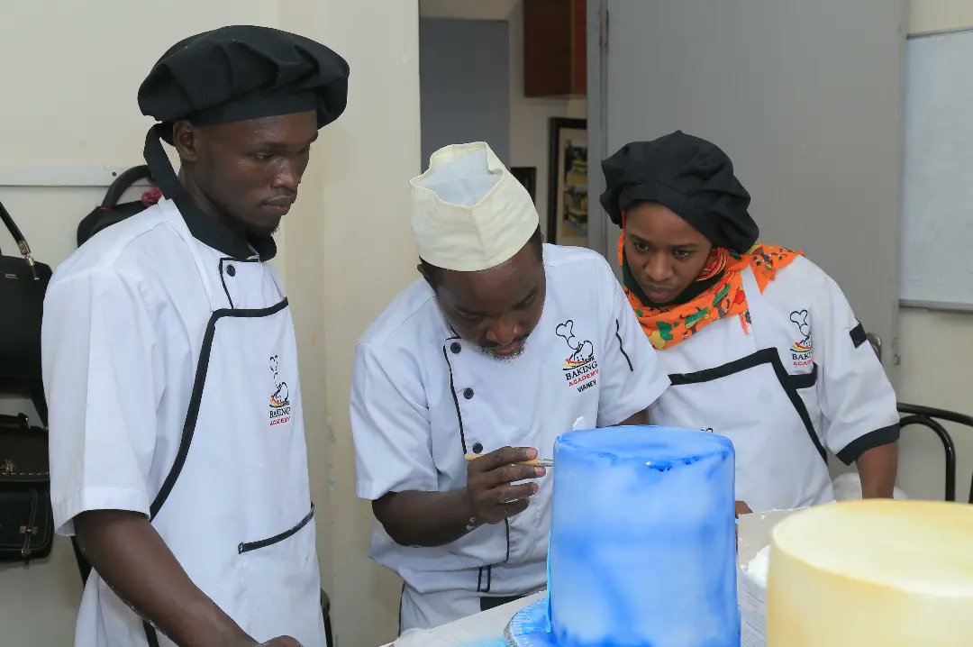 BakingAcademyUg's tweet image. #HighlevelCakeDecorationClass 
Cake two.. in applying edible paper on cake.... 

Call/Whatsapp us on 0757310583 / 0706740071 / 0780372203 / 0706225800.

#cakedecorationclass #advancedknowledge #cakemould #edibleprint