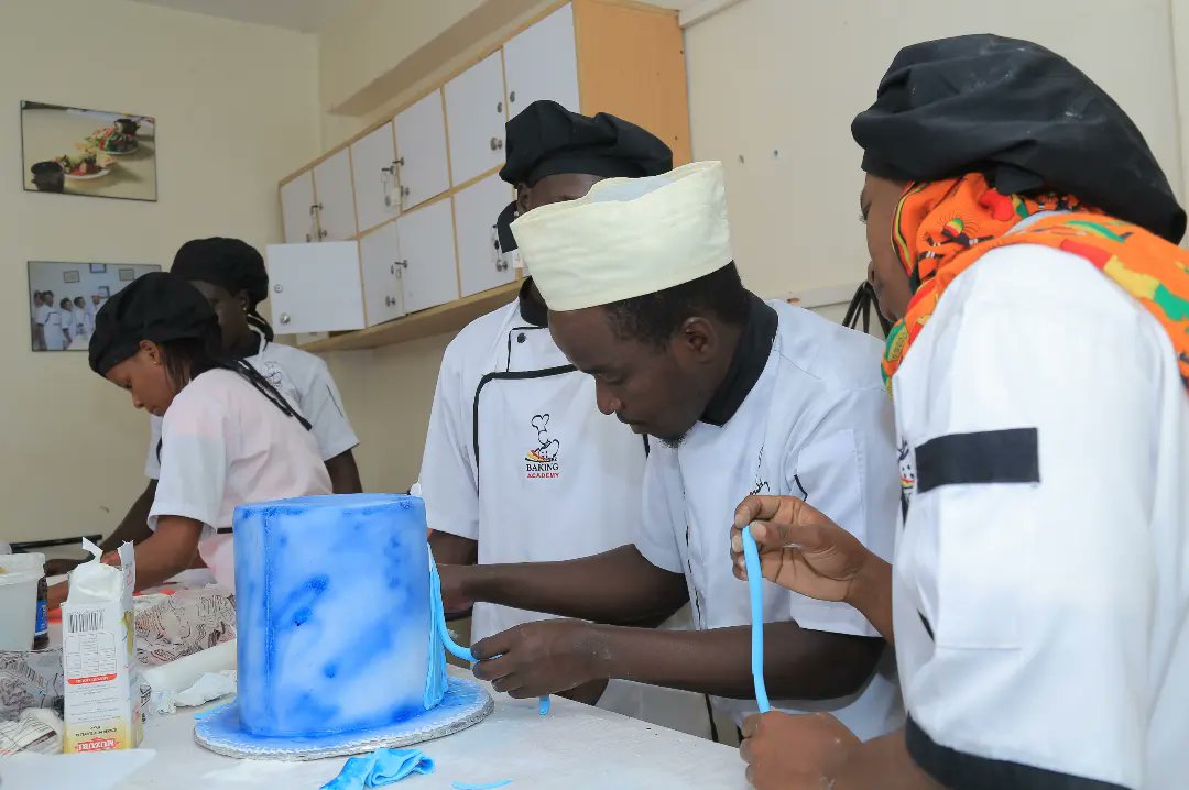 BakingAcademyUg's tweet image. #HighlevelCakeDecorationClass 
Cake two.. in applying edible paper on cake.... 

Call/Whatsapp us on 0757310583 / 0706740071 / 0780372203 / 0706225800.

#cakedecorationclass #advancedknowledge #cakemould #edibleprint