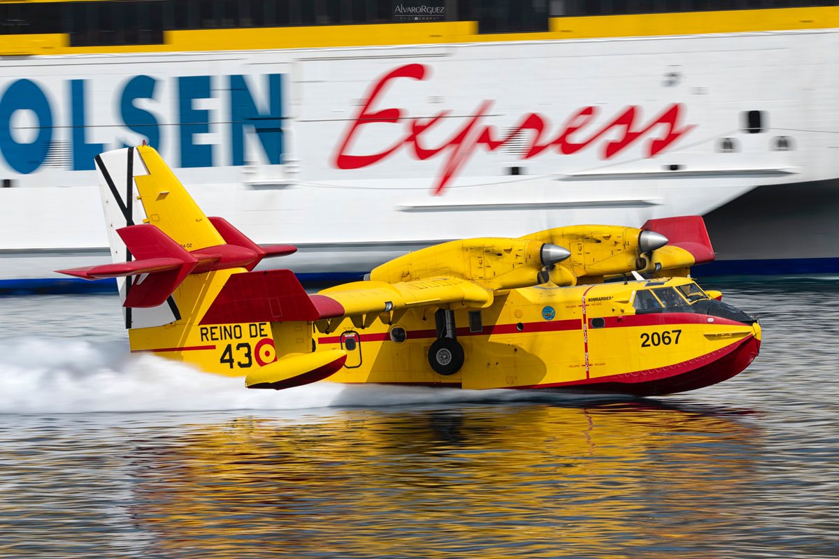 Canadair CL-415 del @EjercitoAire realizando cargas en el puerto de Santa Cruz de Tenerife ⚓️

¡Gracias por vuestra labor! 👏🏻

#IFTenerife #Tenerife #incendiotenerife