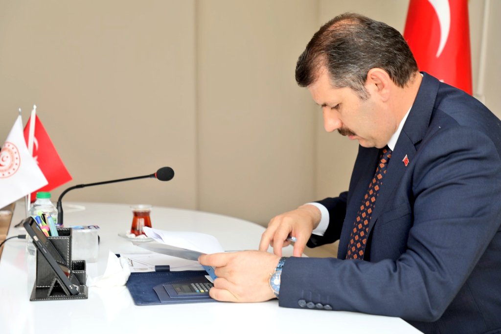 Valimiz <a href="/valisalihayhan/">Salih AYHAN</a>; Aile ve Sosyal Hizmetler İl Müdürlüğü'nü ziyaret etti.

Yapılan çalışmalar hakkında bilgi alan Valimiz Ayhan, "İlimizde sosyal hizmetler çalışmalarını yakından takip ediyoruz" dedi.