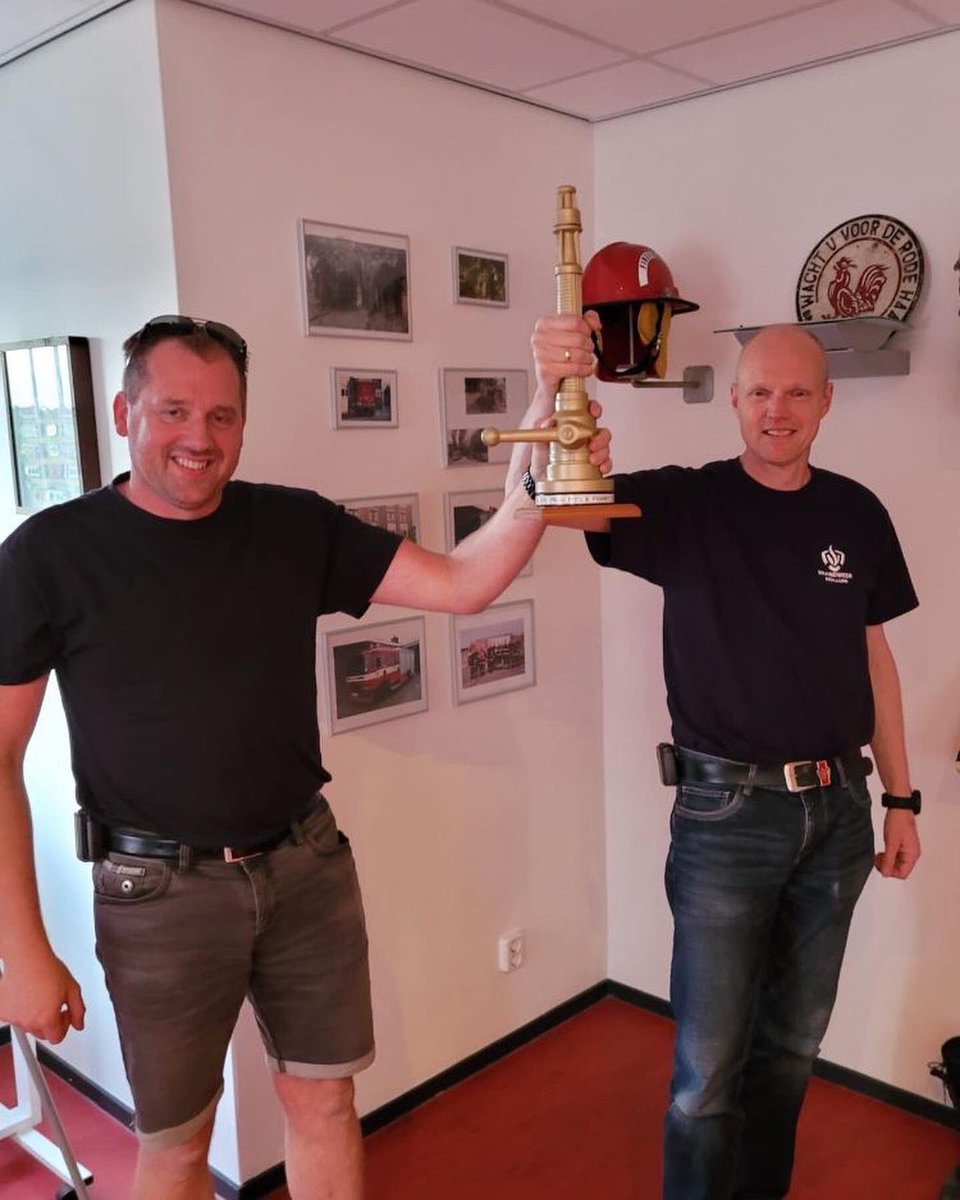 BrandweerHollum's tweet photo. Het was weer een nuttige avond en de parate kennis is opgefrist. De wisseltrofee moesten de beide ploegen delen wegens gelijkspel. Tip: zorg ervoor dat deze brandkranen altijd toegankelijk zijn voor ons!! https://t.co/A3dfDXtjTY