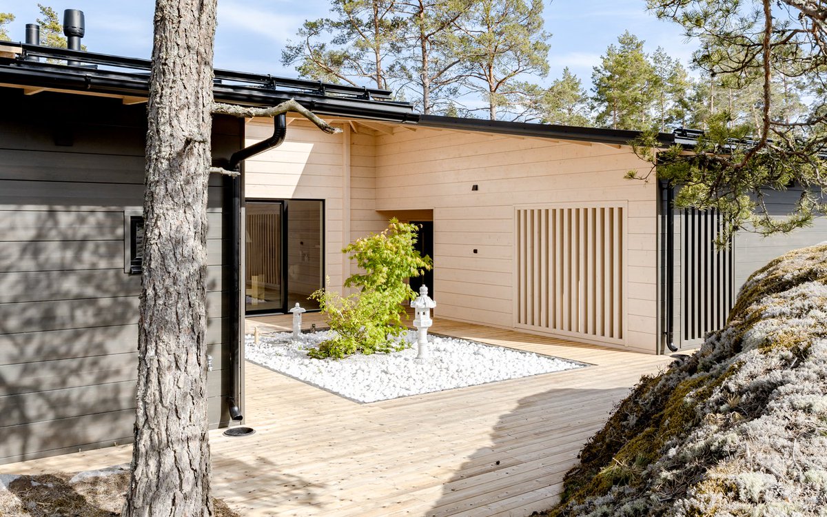 Honka Haiku näyttää kestävän ja terveellisen asumisen suuntaa ✨ Talo kuuluu rakennusten parhaaseen energialuokkaan, jonka mahdollistavat mm. aurinkosähköjärjestelmä ja vähäpäästöisin materiaalein toteutettu A-luokan ilmatiiveys. Lue lisää 👉 ow.ly/YhU550JRmxg #honkahaiku