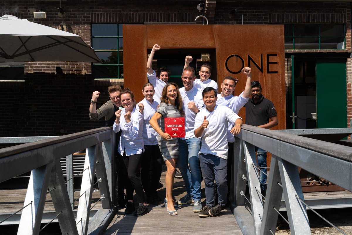 RestaurantOne's tweet image. 2022 ⭐️🍀 
ONE amazing team effort 💪🏻
🙏🏻 @MICHELINgidsBNL @MakroNederland 

#michelinplaque #michelinplaque2022 #mymichelinplaquenl #weareONE