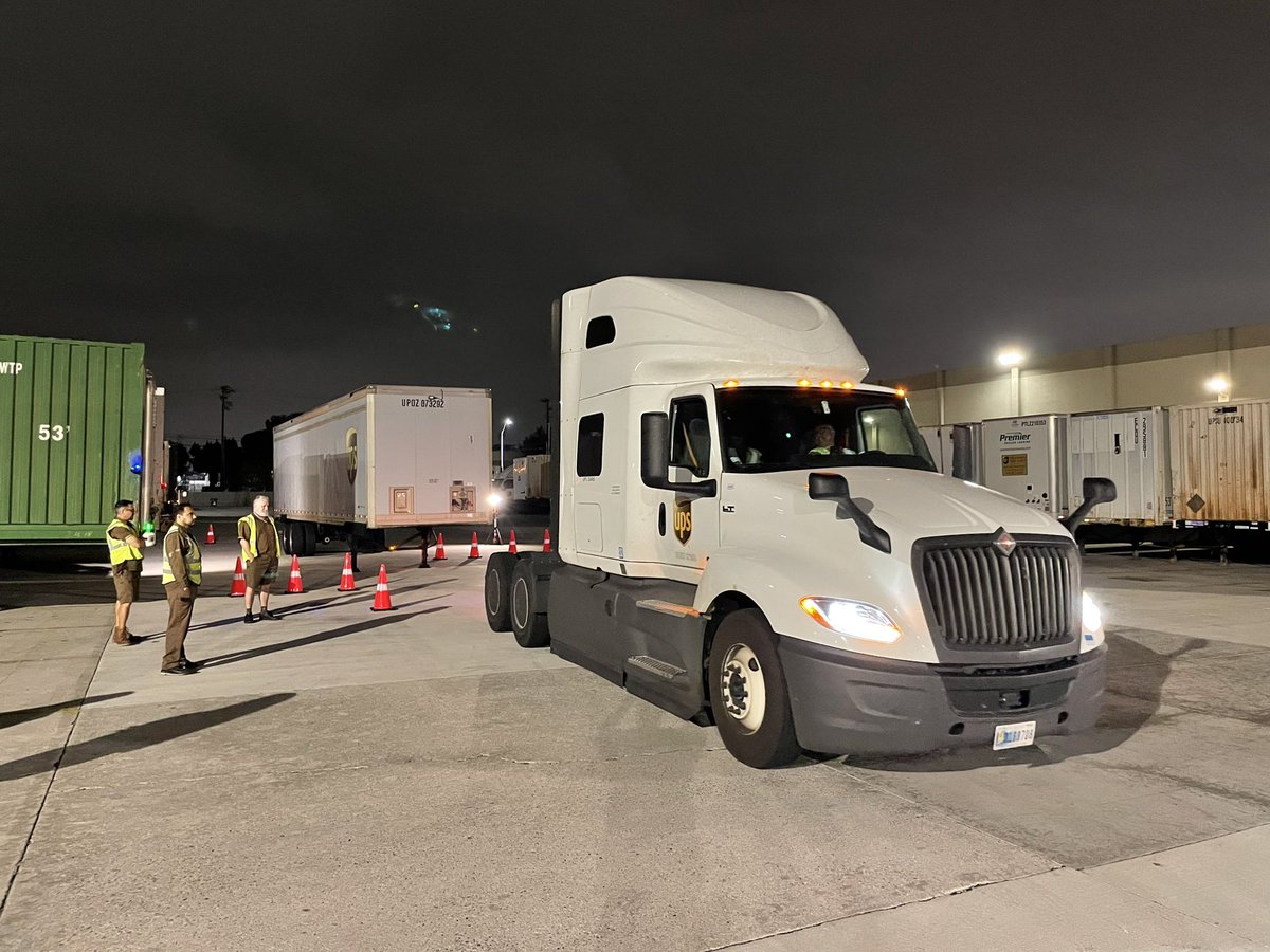 Cerritos safety team setting up the sleeper teams for greatness on road *MIRROR CHECK MONDAY* @divine2wincom @UPSJPipkin @IsaacRamirezso1 @FeederVegas @OCFeederUPS @UPSCerritosFdr @LaMiradafeeder @SfecaFeederSfty @FeederMstca @jcingenuik @RaiderN4L_24_ @UPSCERCAsafety