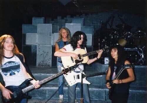 MetSince1981's tweet photo. 📆 26 de Julio 1986, durante el #DamageIncTour #JamesHetfield sufre un accidente de Skateboard rompiéndose la muñeca del brazo izquierdo, a causa de esto, @Metallica cancela 2 fechas. Retoma la gira el día 29 con James solo dedicándose a cantar y con #JohnMarshall en la guitarra. https://t.co/DftIXjaTtb