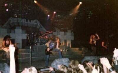MetSince1981's tweet photo. 📆 26 de Julio 1986, durante el #DamageIncTour #JamesHetfield sufre un accidente de Skateboard rompiéndose la muñeca del brazo izquierdo, a causa de esto, @Metallica cancela 2 fechas. Retoma la gira el día 29 con James solo dedicándose a cantar y con #JohnMarshall en la guitarra. https://t.co/DftIXjaTtb