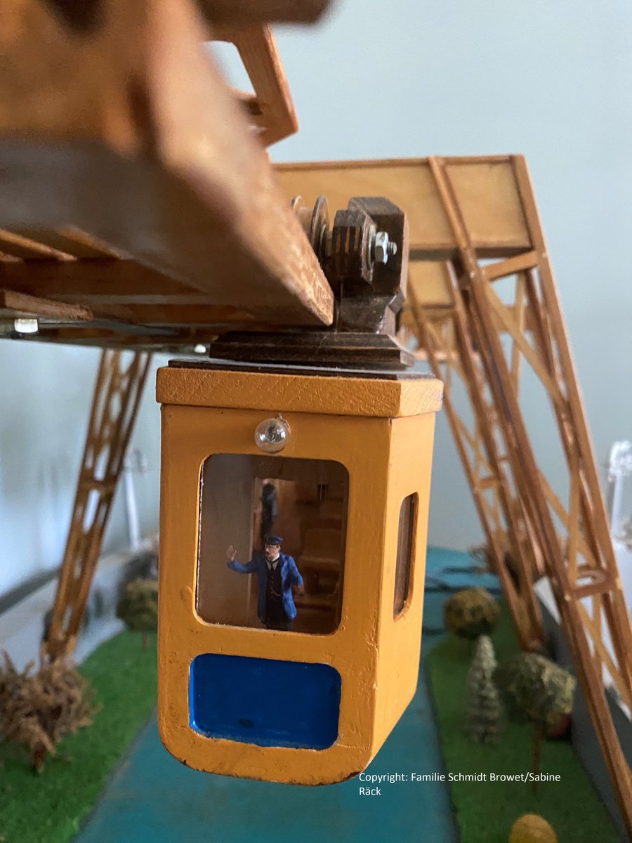 stadt_wuppertal's tweet photo. Unsere #Schwebebahn begeistert immer wieder Menschen in aller Welt 🚟😍Dieses Modell steht in in Mooresville, North Carolina (USA).Ein ehemaliger Wuppertaler hat es aus Holz gebaut. https://t.co/Xm1jUyn7a1