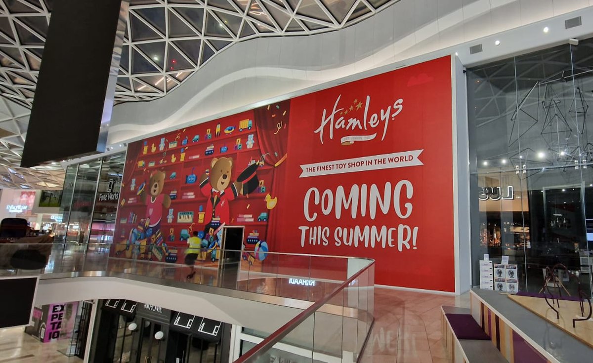 KwikKlikSystems's tweet photo. How do you announce the imminent arrival of the world's oldest toy store? 6m tall teddy bears, that's how! Hoarding graphics for @HamleysOfficial at @westfieldlondon https://t.co/n9mWiltp5X
#hoardinggraphics #reusablehoarding #disruptiongraphics #24hourgraphics #retailfitout https://t.co/n70oHlXJa8