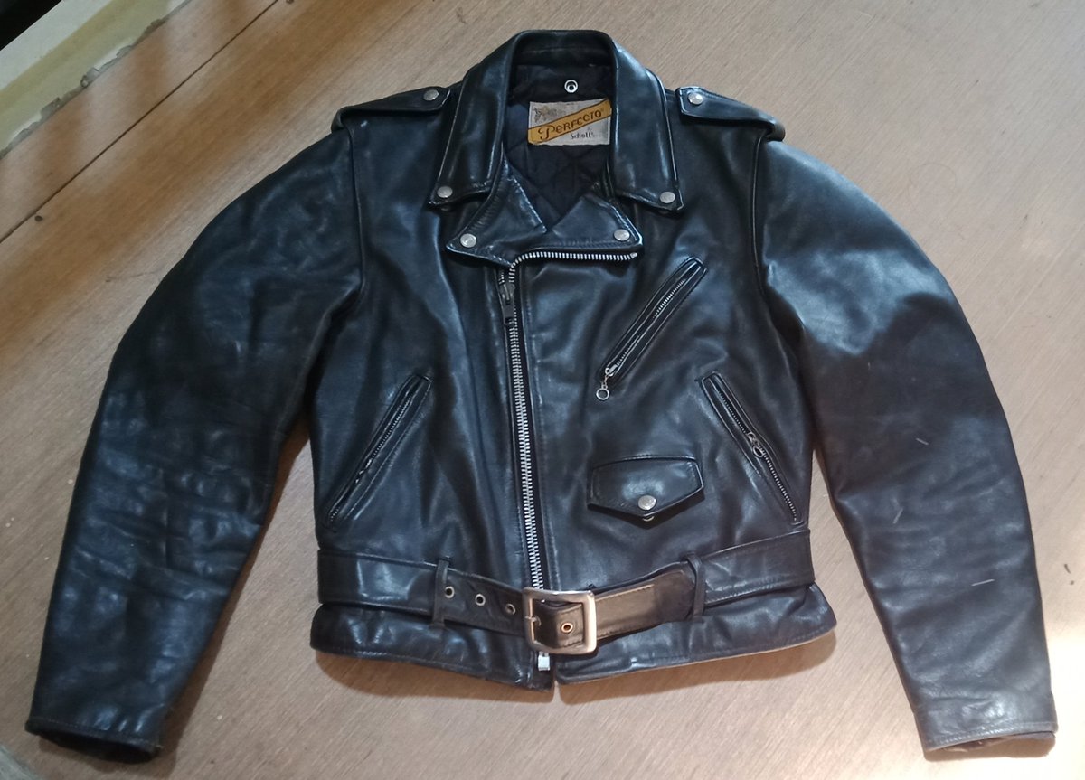 Schott Perfecto - USA

Rock &amp; Roll Style
Series 618
Original 100%
Ready For Sale
Kondisi 95% Fresh
Size 38 (Untuk Tinggi 165-173cm) 
Hurry Up Brother... 

Rp. 2,9 jt saja... Nego Dikondisikan...

Call Me WA 0819 3144 1979
Posisi Bandung Tengah

MINUS : Pemakaian wajar... 👌🏻🙏🏻