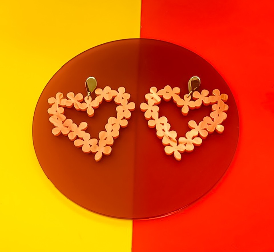 The subtle shimmer when the pearl finish on our Hearts in Flowers catches the light...🧡🌼⁠