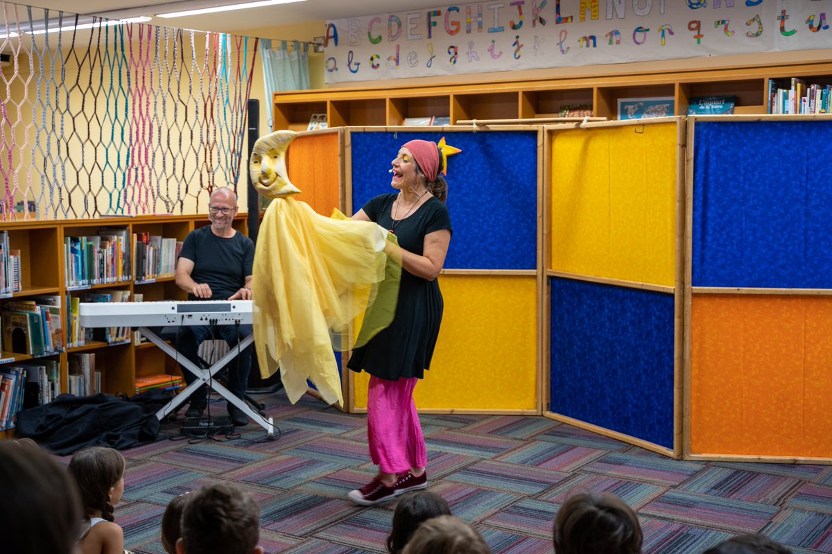 ViladeSalt's tweet photo. 📖Els més petits gaudeixen amb els contes al so del piano "La Lluna, la Terra i el Sol", a càrrec d'Alquímia Musical, a la Biblioteca d'en Massagran.
#FMSalt22 #Salt #ViuSalt https://t.co/twqhdsmQUh