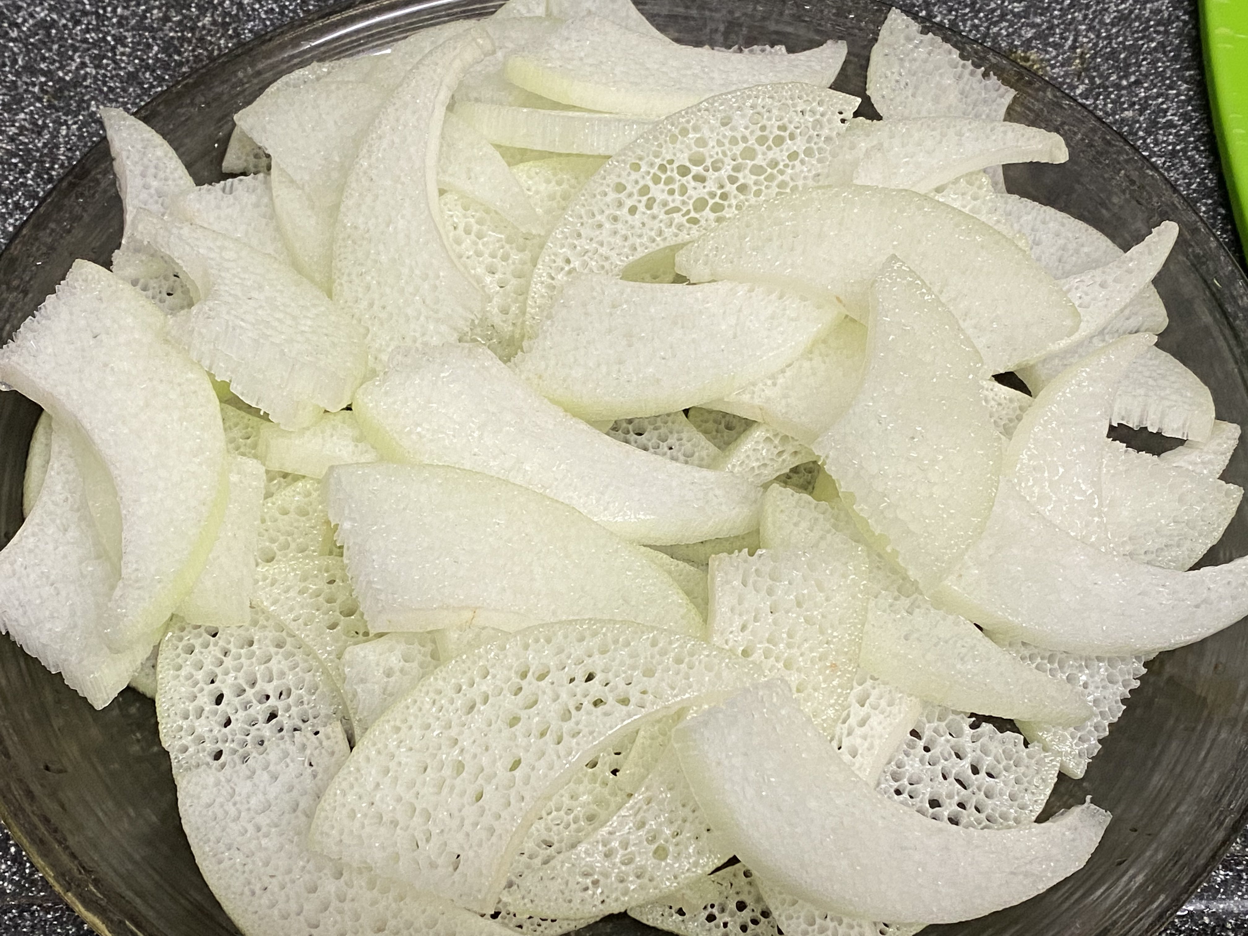 多田水産 って事で晩酌 朝メジカの話してたので カツオの刺身をメジカの食べ方で リュウキュウをスライスして水に晒してお皿にどーん カツオをドーン 仏手柑の皮を散らして出来上がり 仏手柑醤油にしばらく漬けてどうぞ T Co Mqrydruoni