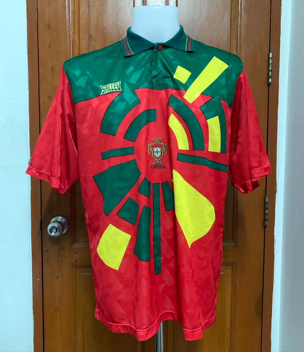 KongtapAFPringt's tweet photo. 🔥Portugal 1992-94🔥 @selecaoportugal 

#por #portugal #classicfootballshirts #figo #Jersey4sale #jerseysoccer https://t.co/RnawwLUNfV
