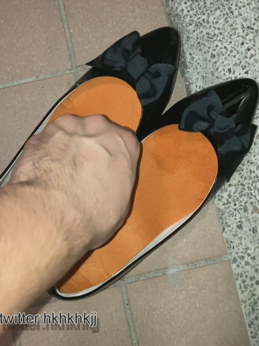 出山再戰 #4  MF 淫鞋   回家的性感的小OL,淫賤的腳穿著令人意淫的平底鞋,皇天不負有心人,竟然就放在門外好像叫我快點射滿它一樣,最後還捕捉到穿上腳的影片.哈哈 歡迎查詢完整版喔!  #扫楼 #恋足<a href="/tag/%E3%81%B6%E3%81%A3%E3%81%8B%E3%81%91"class="tags"><span>#ぶっかけ</span></a><a href="/tag/%E5%8E%9F%E5%91%B3"class="tags"><span>#原味</span></a><a href="/tag/%E6%81%8B%E8%B6%B3"class="tags"><span>#恋足</span></a><a href="/tag/%E9%AB%98%E8%B7%9F%E9%9E%8B"class="tags"><span>#高跟鞋</span></a><a href="/tag/%E5%B0%84%E7%B2%BE"class="tags"><span>#射精</span></a><a href="/tag/cumshoes"class="tags"><span>#cumshoes</span></a><a href="/tag/%E5%B9%B3%E5%BA%95%E9%9E%8B"class="tags"><span>#平底鞋</span></a><a href="/tag/%E6%89%AB%E6%A5%BC"class="tags"><span>#扫楼</span></a><a href="/tag/%E6%89%93%E8%83%B6"class="tags"><span>#打胶</span></a>