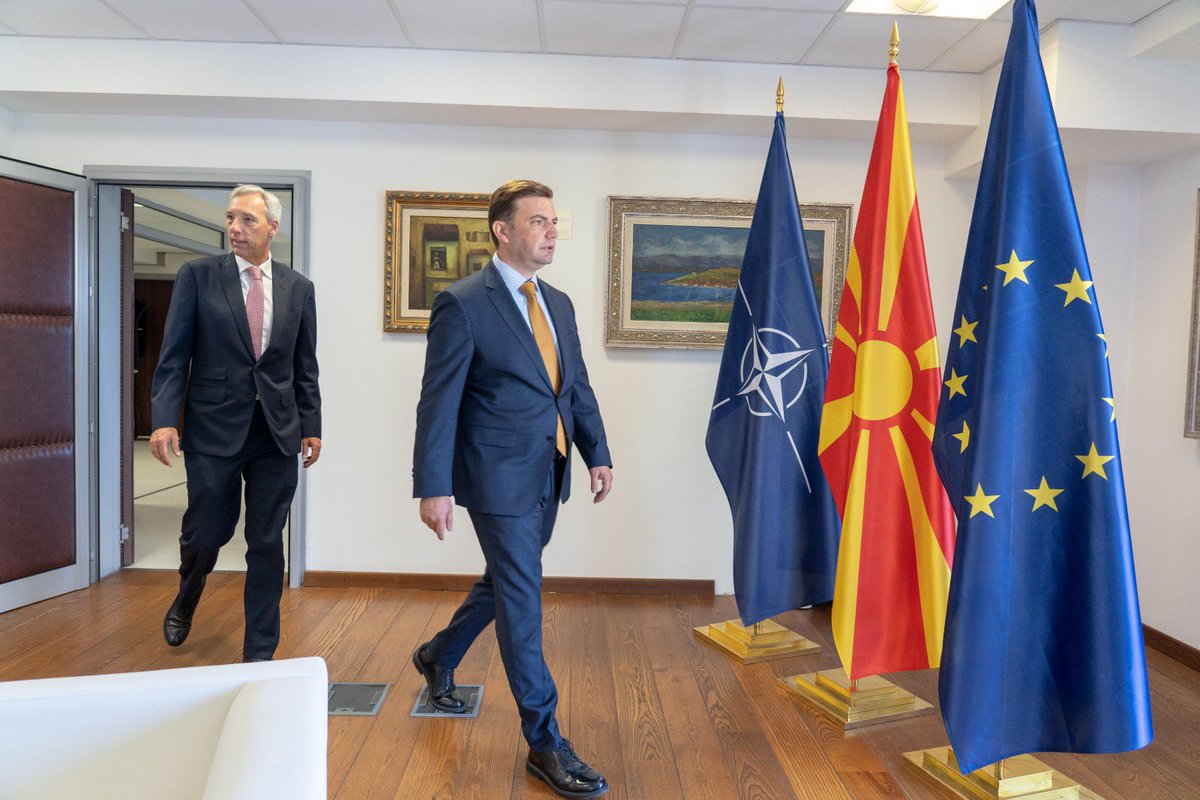 Portugal assinala o dia 19 de julho como um momento histórico no avanço da negociação de adesão da Macedónia do Norte à #UE.
Após reunião com o homólogo <a href="/Bujar_O/">Bujar Osmani</a>, o MNE <a href="/JoaoCravinho/">João Cravinho</a> reafirma o compromisso com este processo que tem vindo a ser trabalhado desde a Presidência 🇵🇹🇪🇺.