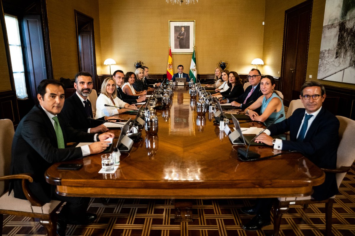 Primera reunión del Consejo de Gobierno y primer paso adelante: aprobamos el techo de gasto no financiero del Presupuesto para 2023. 

Una medida necesaria para elaborar las cuentas del año que viene.

#Andalucía ofrece estabilidad, gestión y certidumbre.
