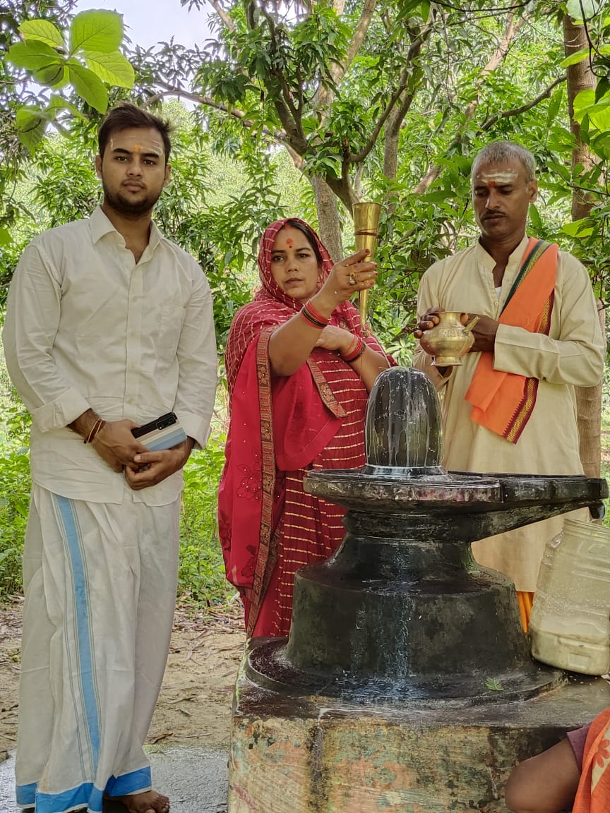 SIPPUPANDIT2's tweet photo. जिनका कोई नहीं सहाय।
उनके लिए सिर्फ......
:::::::::#ॐनमःशिवाय :::::::
#माता_पिता and #ANNA_STYLE
::::::::#SIPPU_PANDIT ✍️😎:::::: https://t.co/wzVEKf41D6