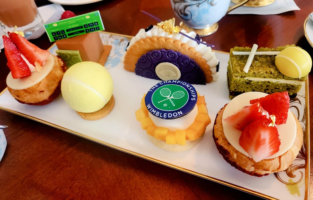 mopiii877's tweet image. 今回色々な所でウィンブルドンを感じたよ🇬🇧🎾

コラボカフェ・グッズ・展示エリアだらけで、元テニス部として一応テンション上がった（笑）
#Wimbledon2022