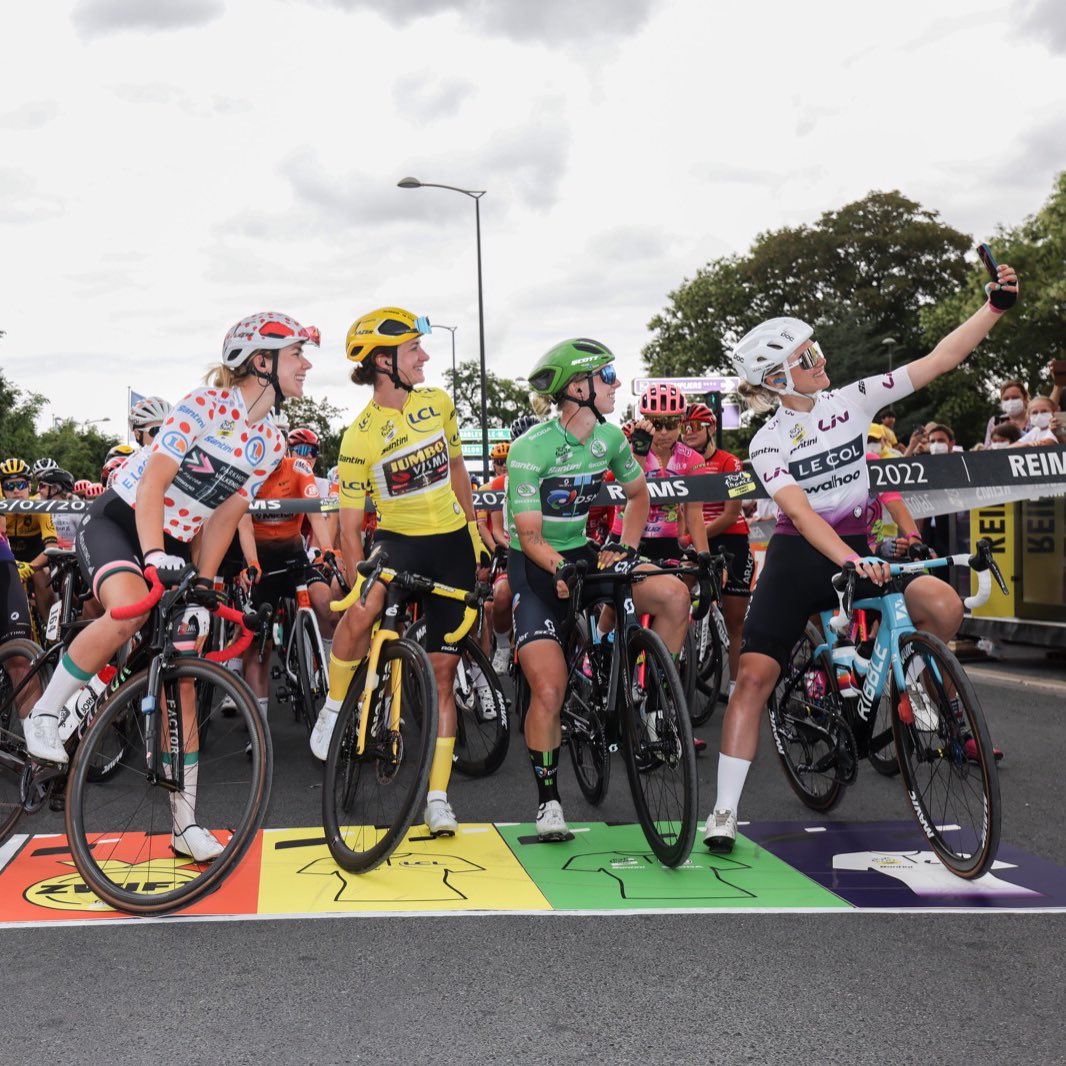 LeTourFemmes's tweet photo. #TDFF #WatchTheFemmes 

🤳The selfie            📸The making of https://t.co/AWBrMVjG7A