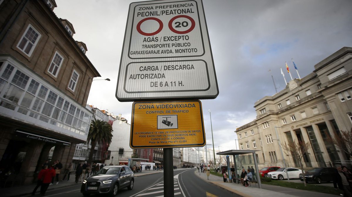 eduwui's tweet photo. @ConcelloCoruna @Policia_Coruna
@DGTes
Dice la señal 20, zona peatonal. Por favor @TranviasCoruna respeten la señal. La velocidad de sus autocares es muy superior. No quiero leer una noticia en @lavozdegalicia, que nos hable de un atropello en la zona de la marina
#Coruña https://t.co/6qU7IoVQDf