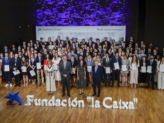 ComillasAlumni's tweet photo. 📢Cinco #ComillasAlumni obtienen la beca de posgrado en el extranjero de la @FundlaCaixa, que busca fomentar el talento de los estudiantes "más sobresalientes" en las mejores universidades del mundo.

 ¡Enhorabuena, alumni! #YoSoyComillasAlumni

🗞️👉 https://t.co/xcQ8oOkmsa https://t.co/RUTYxPh8u7