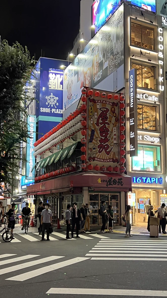 アルタ横の百果園が閉店！ドリアンの匂いも、串刺しパインも懐かしいものに…。