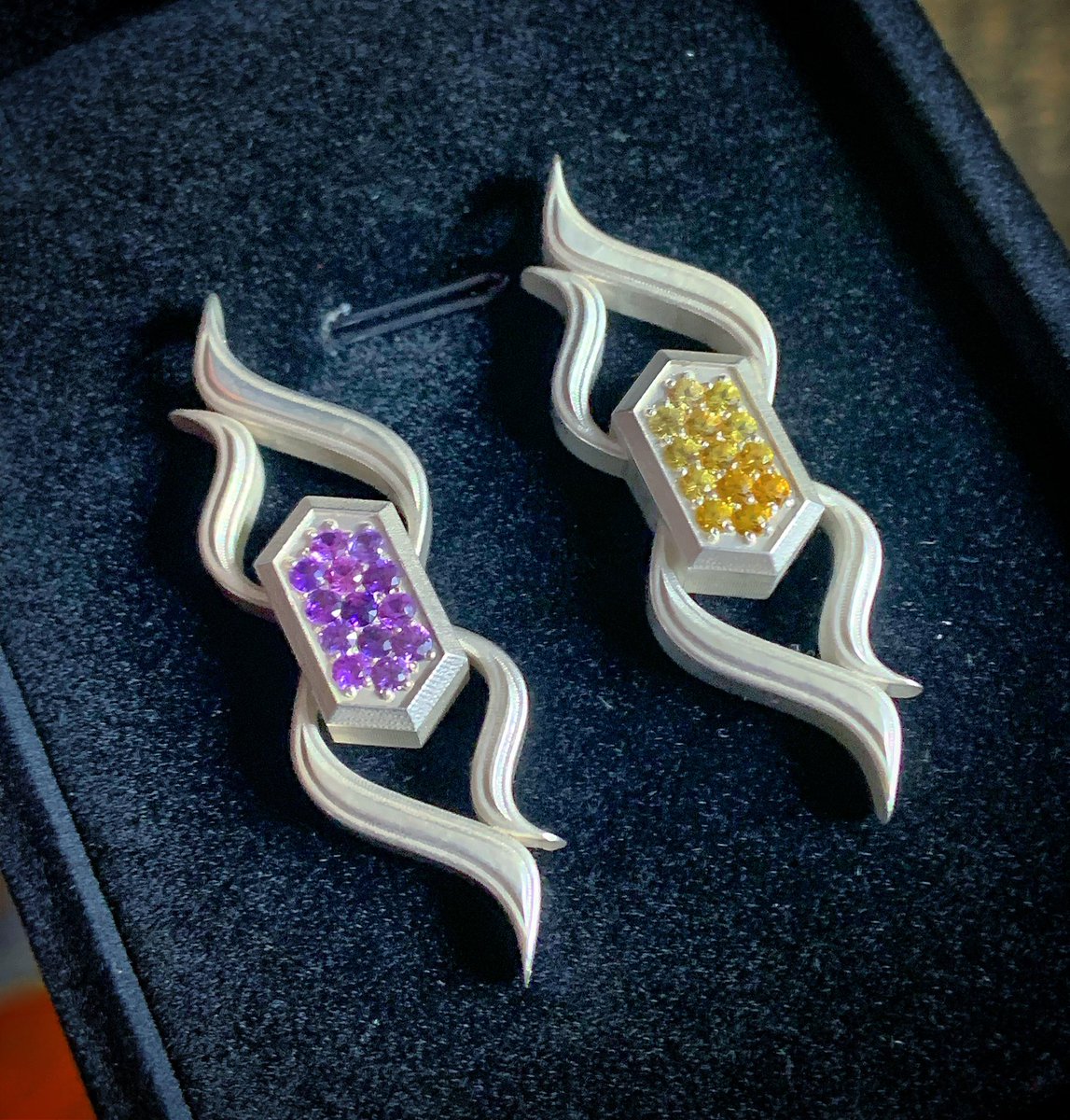 terravaultco's tweet image. HexWave pendants with sapphires set into .925 silver. 

Available in my shop:
terravault.space 

#silversmith #silvercasting #jewelry #jewelrydesigner #silver #terravault #lucidstatedream