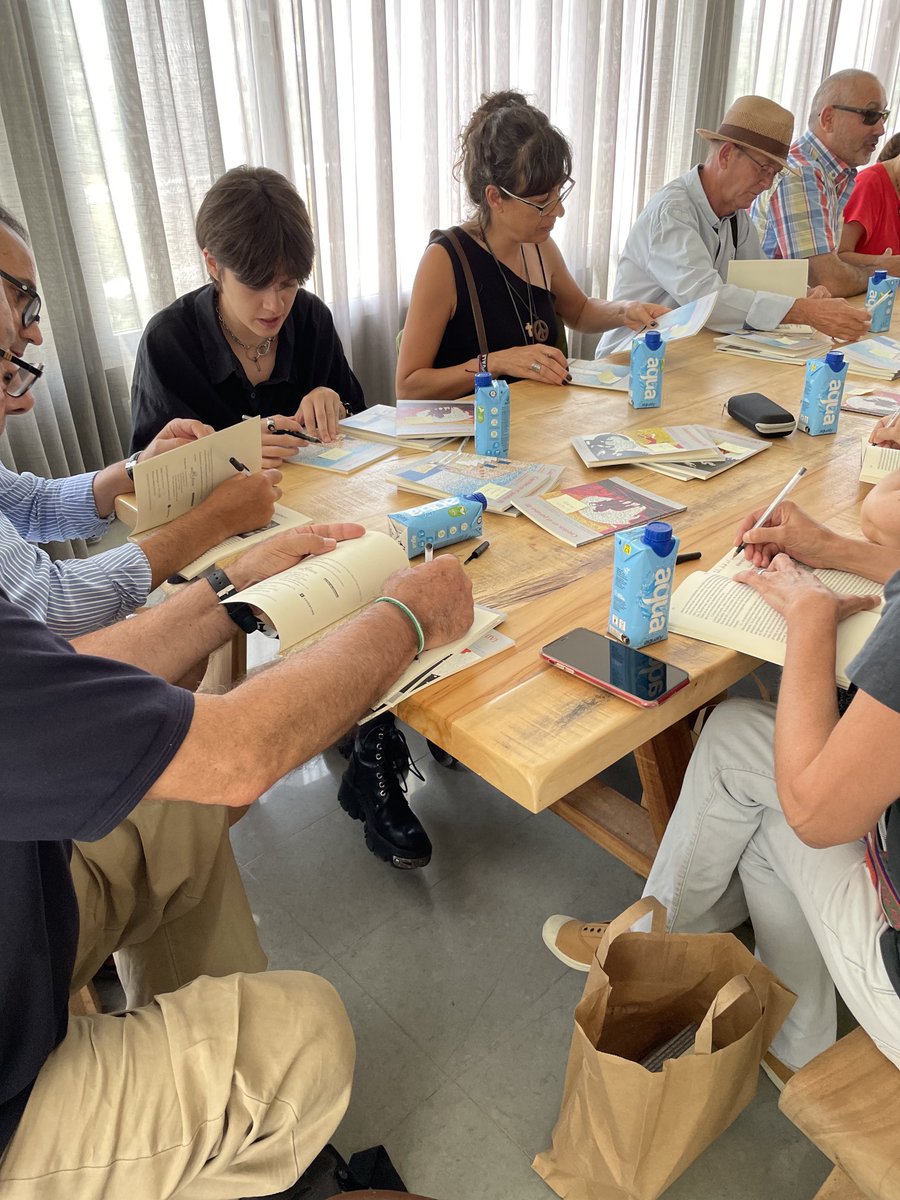 santi_alfonso's tweet photo. Momento de firma de los autores de la colección “narradores almerienses” de este verano, primera entrega domingo 31 de julio con ⁦@lavozdealmeria⁩ ⁦@ArraezEditores⁩ y ⁦@GrupoCosentino⁩ https://t.co/x8gA2nKLMO