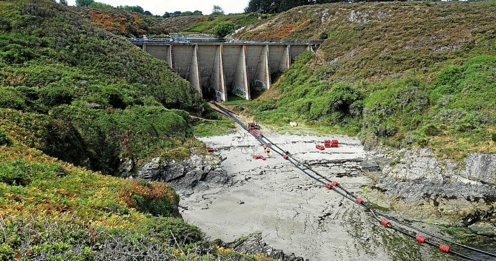 TelegLorient's tweet photo. Face à la pénurie d’eau potable qui menace l’île de Groix, un dispositif estival de dessalinisation de l’eau de mer est en cours d’installation à Port Melin. Deux pipelines pompent l’eau de mer jusqu’à l’unité mobile de…
➡️ https://t.co/r7Fg0AF3TM https://t.co/ECY7B5Fd0z