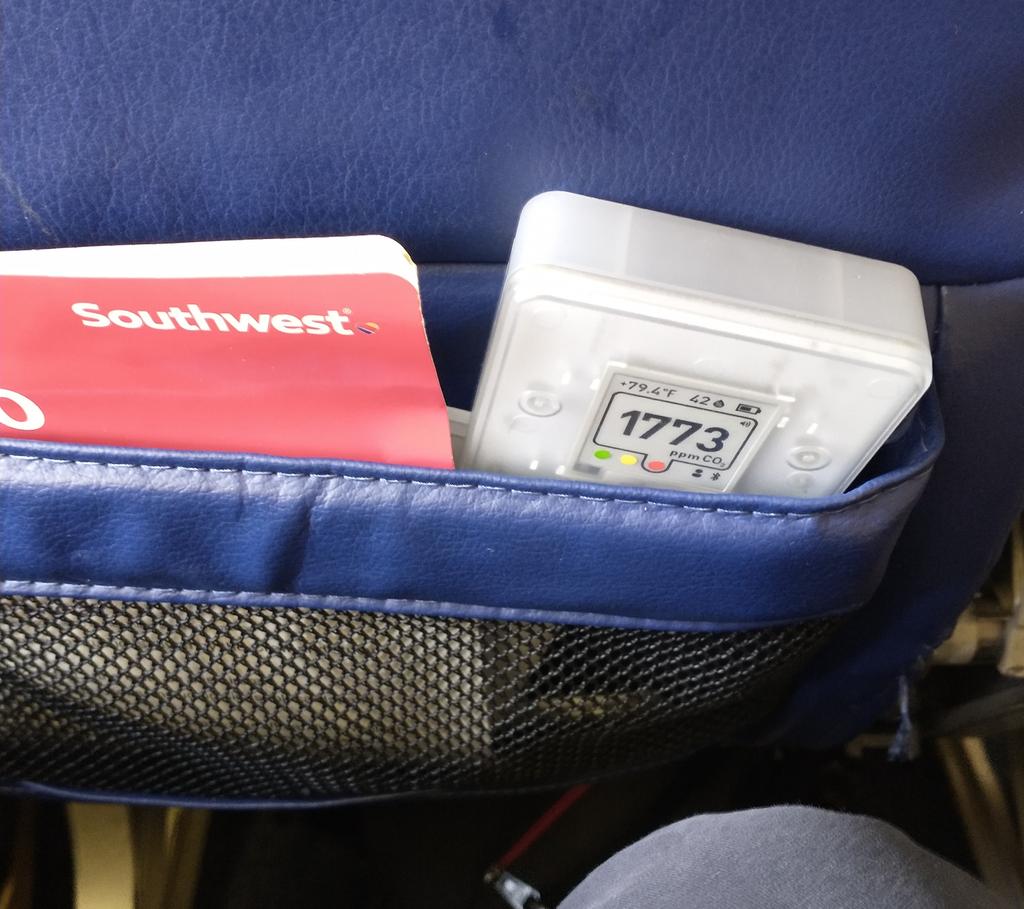 barefootamy's tweet photo. Boarding and the numbers just keep climbing. More masks on this flight than the previous one, ~30%, a handful in N95s.
#airplaneco2 #planeco2 #covidisairborne https://t.co/vv808XX2Xo