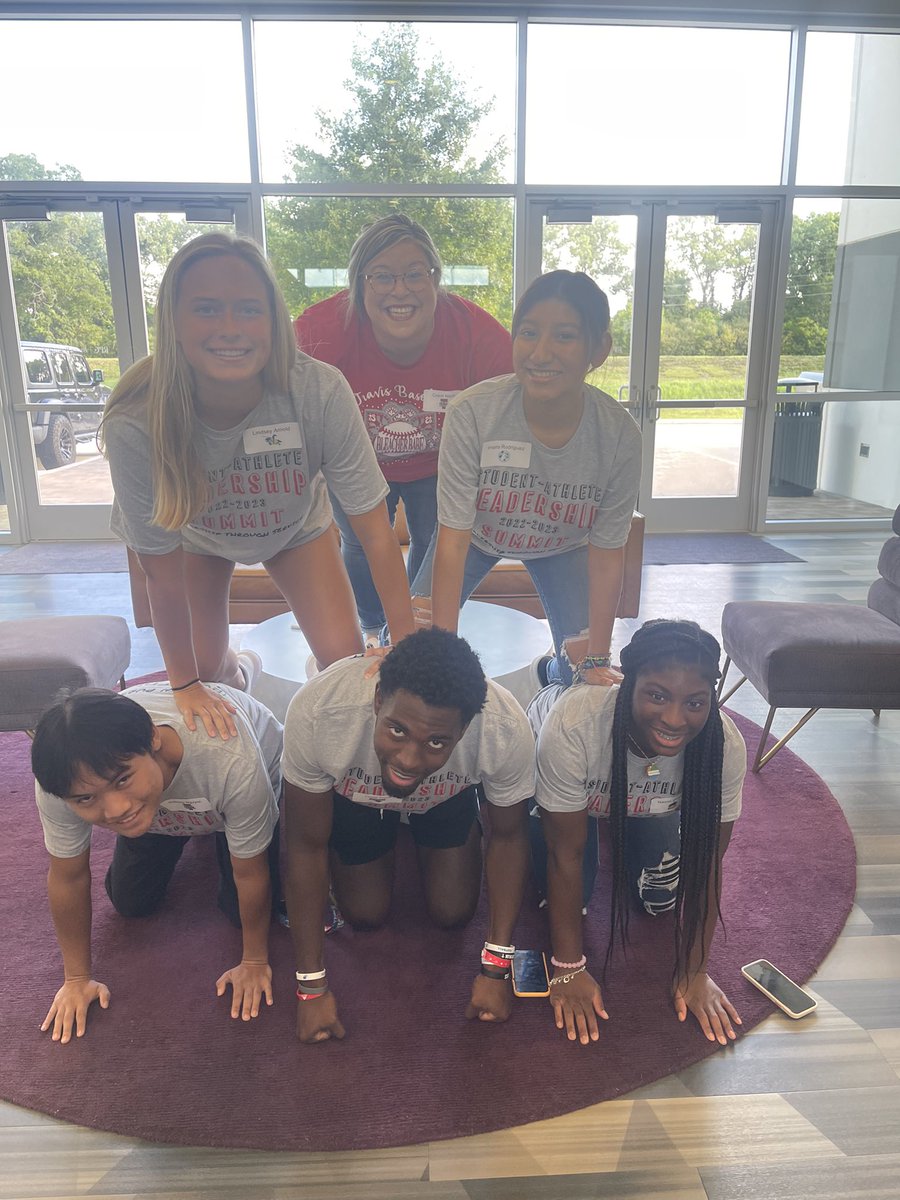 TaylorDavis_27's tweet photo. @FBISDAthletics @MackeySpeaks #alwaysinpursuit #table14 https://t.co/Wz6xP3BEVm