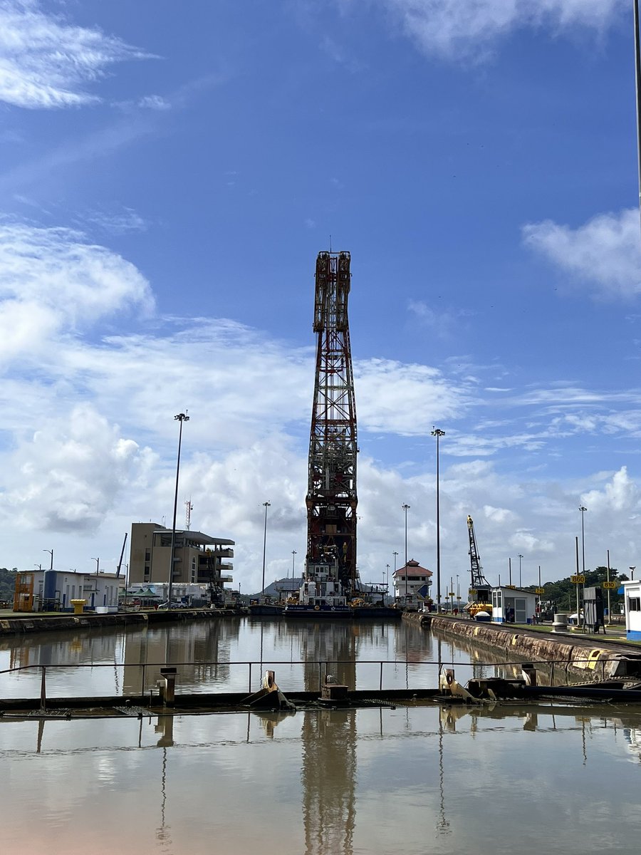 MarineMetalCo's tweet photo. En el año 2008 llevamos a cabo uno de los proyectos más relevantes de nuestra carrera: el encapsulado, remoción de la pintura se plomo y pintura de la pluma de la insigne Grúa Flotante Titán. Hoy en una visita a las esclusas de Miraflores pudimos verla en acción. #mmc https://t.co/VQzuNrnadG