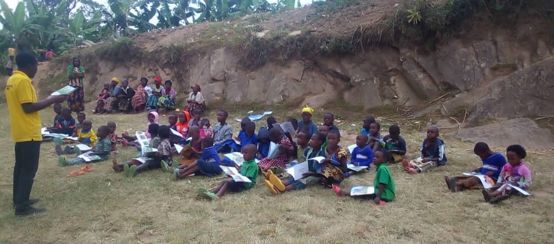 khrwanda_org's tweet photo. Ihuriro ry'abana bo mu kagari ka Matare umurenge wa Matyazo @NgororeroDistr ,#abana barahura bagakina #imikino itandukanye, bagasoma #ibitabo,muri iki gihe kibiruhuko,bibafasha kongera ubumenyi,bikabarinda kuzerera no kujya mu ngeso mbi. https://t.co/O06togxIFN