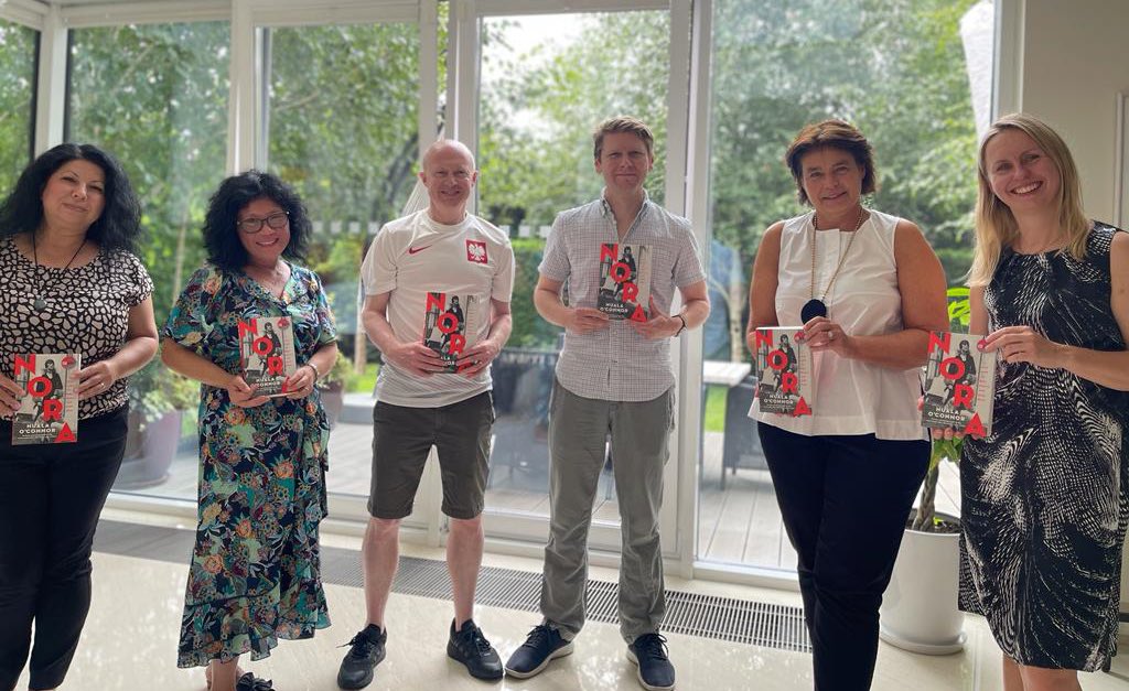 The husband promoting Irish ☘️ literature at his last SHOM meeting in 🇵🇱! Telling the tale of #Nora - James Joyce’s steadfast partner. 

Spouses of Heads of Mission - you are our vital support. 🙏🏼