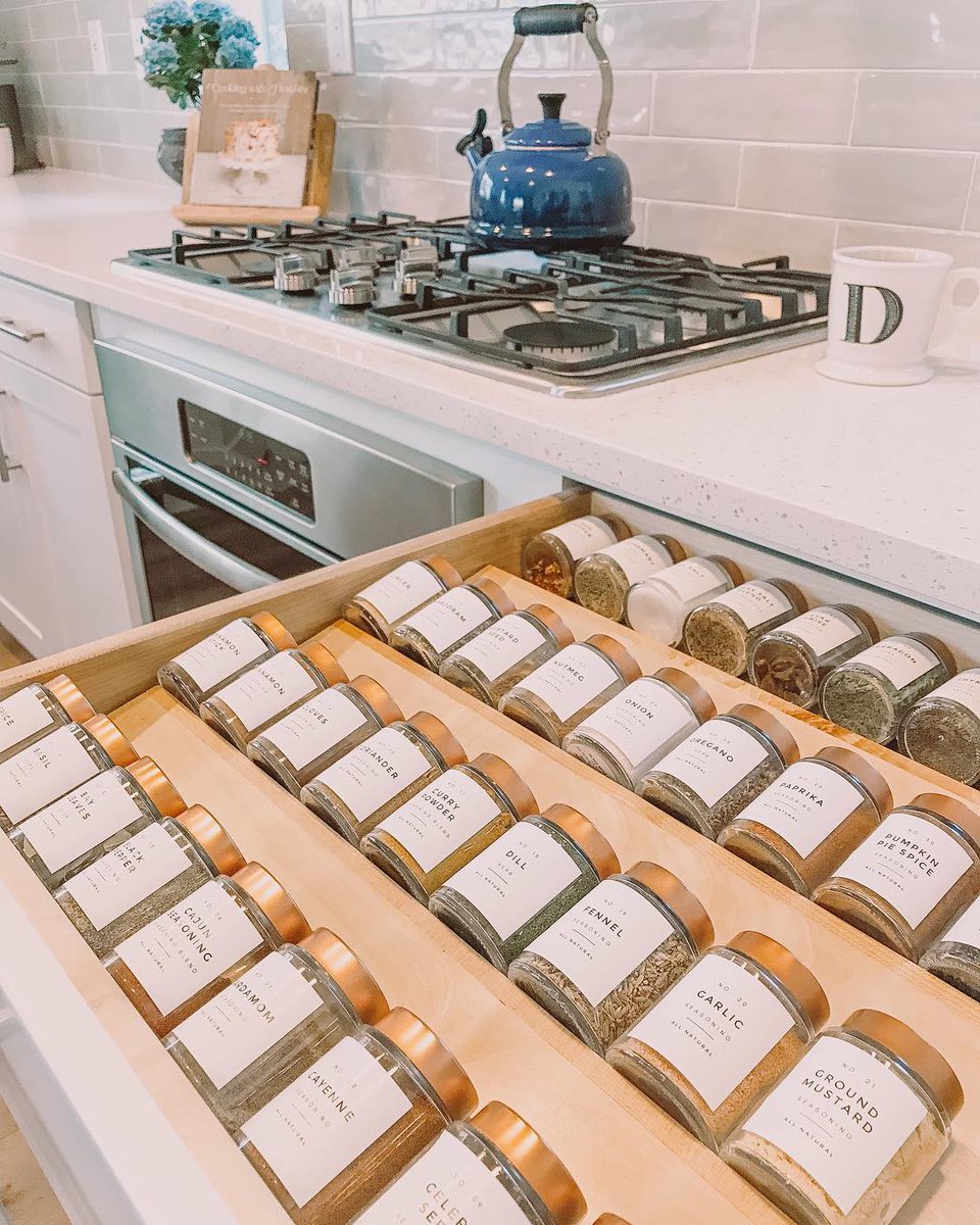 Using a spice drawer can help you keep things where you need them. #organizationideas #housegoals  cpix.me/a/149188331