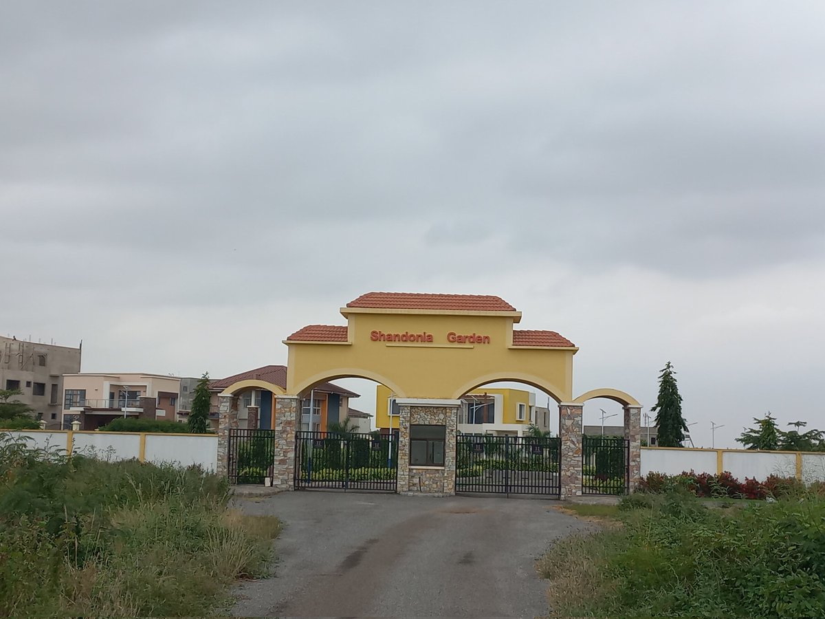 Hodl4Sure's tweet photo. I discovered another hidden gem in the city today. Makes you wonder if its the same 60gh bag of cement being used to build. 
Land prices quoted in USD yet new structures springing up everywhere. 
No such thing as bad economy, only bad decisions. Make smart moves.
#Accra #Ghana https://t.co/ZchMNUEcSX