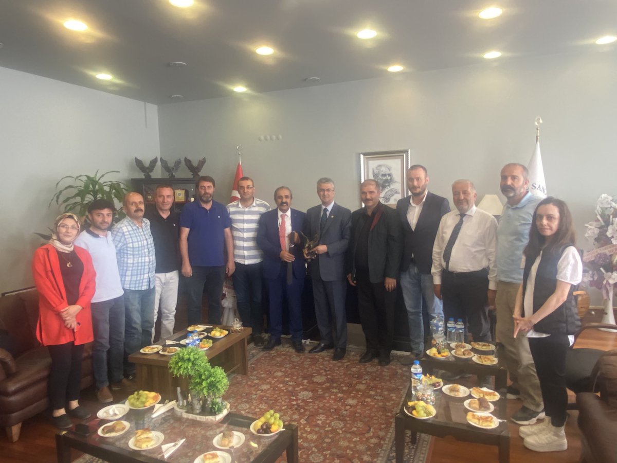 kamilaydinmhp's tweet photo. Atatürk Üni. Hukuk, Veterinerlik, Ziraat, Su Ürünleri, İletişim ve Güzel Sanatlar fakültelerini ziyaret edip akademisyenlerin başarılarını yerinde gözlemledikten sonra Nene Hatun A.Kız Lisesine uğradık. Günün sonunda Erzurum SMMMO yönetimine uğrayıp başarı dileklerimizi ilettik. https://t.co/btdmoZCiyQ