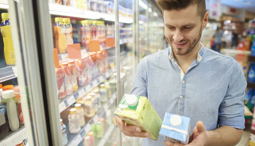 waswiressen's tweet photo. Welche Milch möchte ich kaufen? Was ist eigentlich der Unterschied zwischen Weidemilch, Heumilch, Biomilch und "ganz normaler" Milch? Die #Bildstrecke des @bzfe_de gibt einen Überblick ➡️ https://t.co/hDhzVE35pT #Weidemilch #Heumilch #Biomilch #Milch https://t.co/ofgVePWm8T