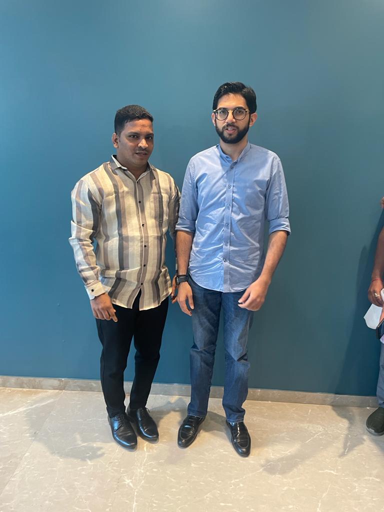 VishalChandrka1's tweet photo. आज शिवसेना भवन येथे शिवसेना नेते युवासेनाप्रमुख आदरणीय आदित्य साहेब ठाकरे ��ांची सदिच्छा भेट घेऊन साहेबांना पुढील वाटचालीच्या शुभेच्छा दिल्या

साहेब आम्ही सदैव आपल्या सोबत
आमची निष्ठा ठाकरे परिवारा सोबत.. ⛳️🏹 https://t.co/xyAxP4hMJ0