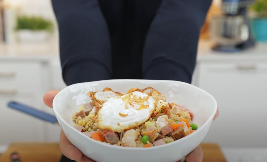 Fried rice is versatile. Some days you can make it with spinach cooked with butter and garlic; on other days, you may make a combo of white rice with canned tuna.

Try this recipe!
👉 youtube.com/watch?v=DcPzTT… 😋

#friedrice #recipe