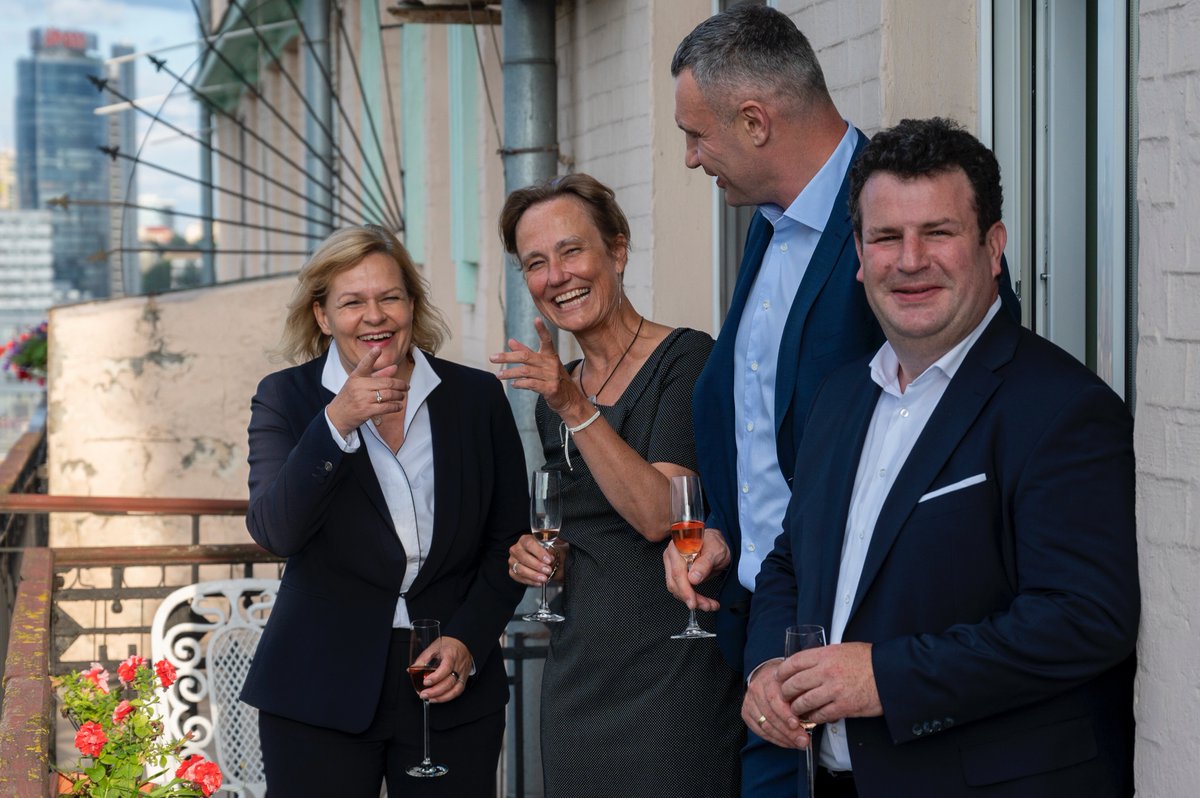 jreichelt's tweet photo. Wie Ernst Jünger in Paris.
Erheitert nach ihrem Besuch im zerstörten Irpin und bei einem prickelnden Gläschen blicken die SPD-Minister lachend auf Kiew. https://t.co/7opF2X34us