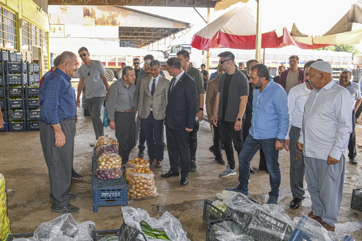 tcvanvaliligi's tweet photo. Valimiz Sn. Ozan Balcı, Büyükşehir Belediyesi Sebze ve Meyve halini gezerek komisyoncular ile hasbihal etti. 

Komisyocuların taleplerini dinleyen Valimiz, hayırlı ve bereketli kazançlar diledi. https://t.co/vTAYPiEan1
