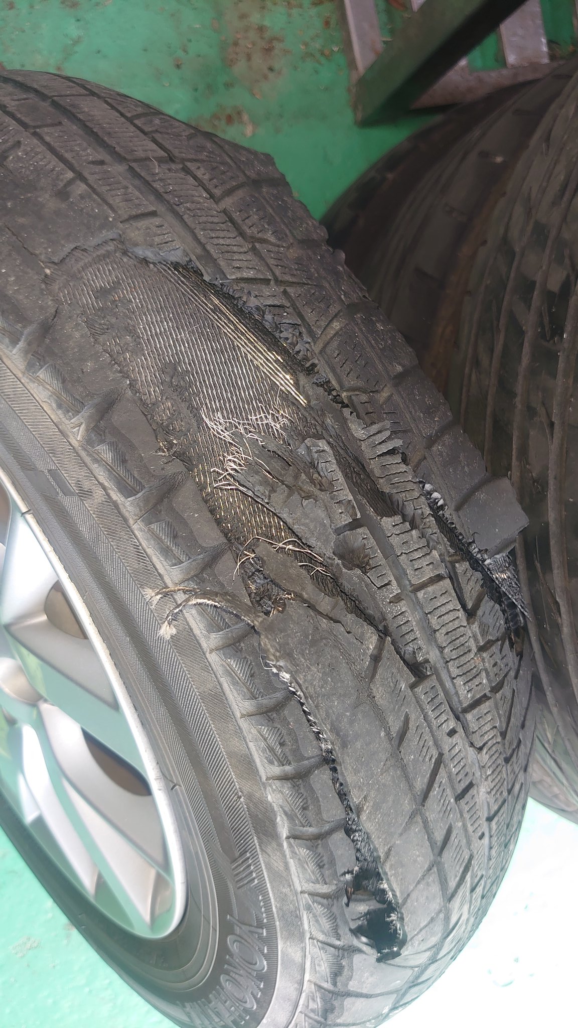 青鬼 昨日の緊急レッカーのお車 タイヤがセパレーションしてバースト寸前 磨耗 スタッドレスで走行でタイヤが持たなかったみたいです バーストせず無事止まれたのが不幸中の幸い これから旅行シーズンですからお車の点検をして安全ドライブをお楽しみ