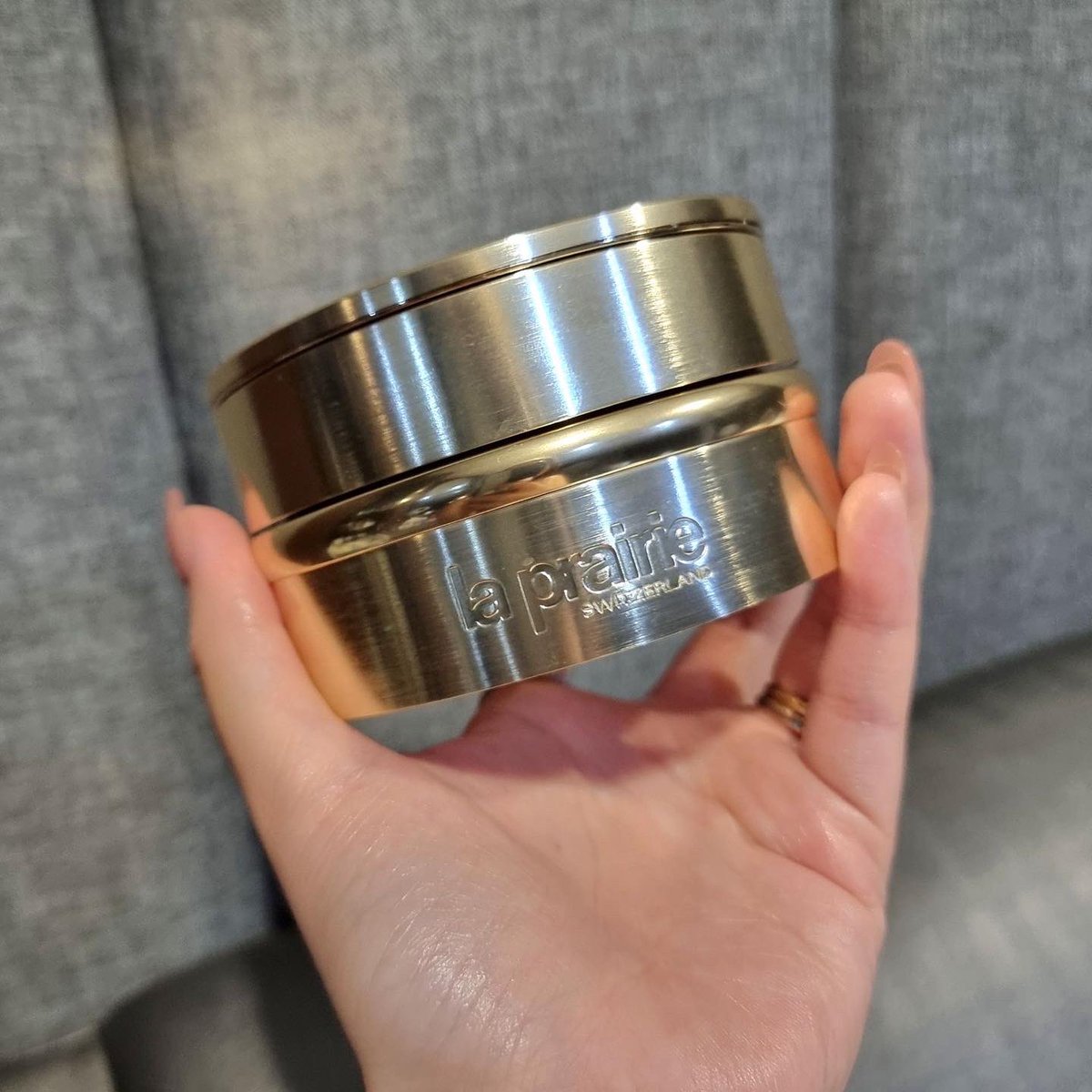 thedocterswife's tweet photo. ครีมที่แพงสุดในชีวิต La Prairie กระปุกละ 36,500!! เนื้อเป็นบาล์มซูเฟลเนื้อนุ่ฟูมาก วอร์มและนวดลงบนผิว ตื่นมาหน้านิ่มเหลวไปเลย มีหินกัวซาแถมมาไว้นวดด้วย #laprairieth https://t.co/N1kZSbjrku
