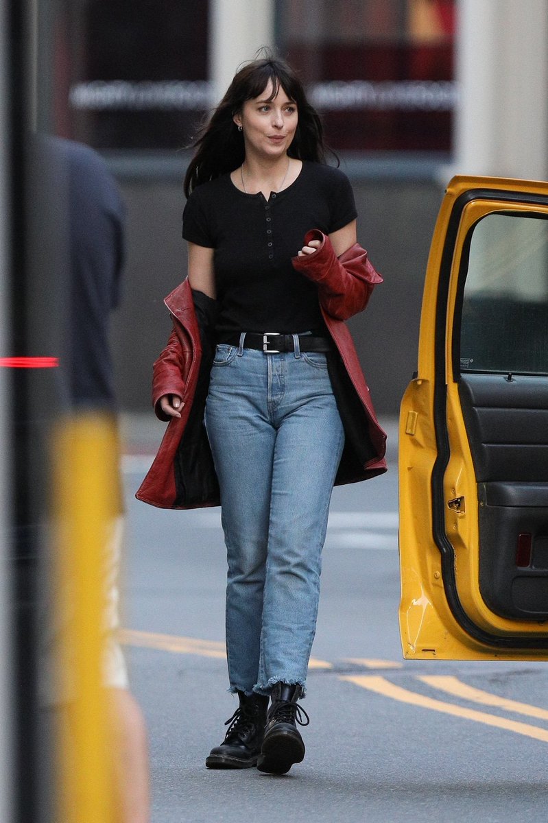 Juntando dinheiro para pagar dívida de jogo, Dakota Johnson no set de Madame Web.
