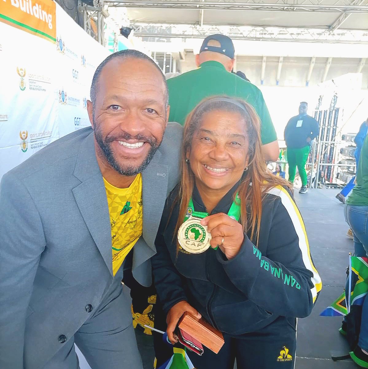 We welcomed the African champions with <a href="/MarkFrankWilli2/">Mark Williams 11</a>  congratulating <a href="/descaptain/">Desiree Ellis</a>  at ORT this morning. #banyanabanyana #safa #legends