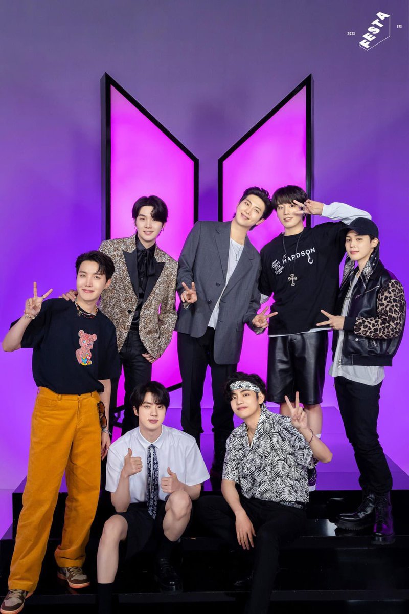 tracklist's tweet photo. BTS foi o grupo com mais indicações ao #VMAs (4). https://t.co/KOkeMEVnt1