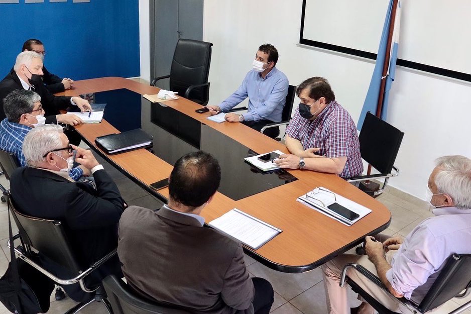 AhuadCarlos's tweet photo. Junto al jefe de gabinete del ips @HugoIralaok recibimos a directivos de @osrum22 (asociacion de oficiales superiores retirados de polimi-@SPPMISIONES conformando una mesa de trabajo para dar respuestas a afiliados. @MisionesIps @FRdelaConcordia https://t.co/IOttZEojYY