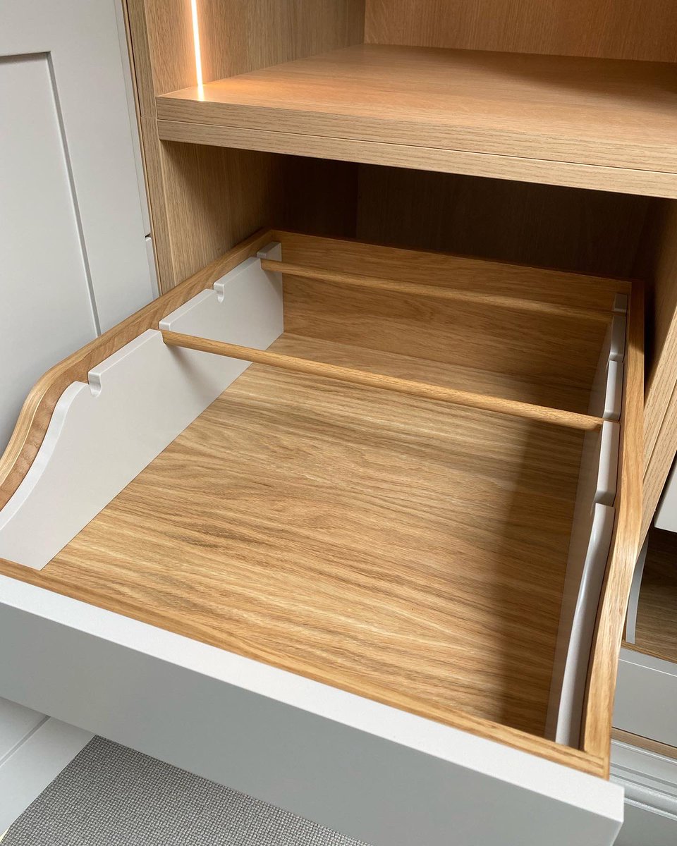 Internal shoe drawers with solid oak spindles to support heel. Inserts are held in with magnets, this enables easy installation and drawers are versatile. All about the details #cabinetmakerwestsussex #cabinetmaketsteyning #walkinwardrobegoals Thanks for the CNC @daveatblock 👌